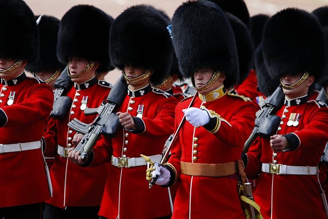 London Vintage Bus Tour Including River Thames Cruise with Optional Lunch - Tower of London Photo Stop: A Big Name With Quick Time