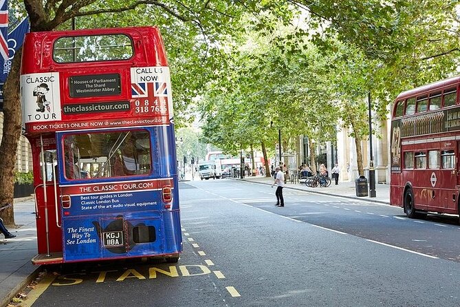 London Vintage Bus Tour: Live Comedy Sightseeing Show - Buckingham Palace to St Paul’s: royal front-row, then cathedral scale