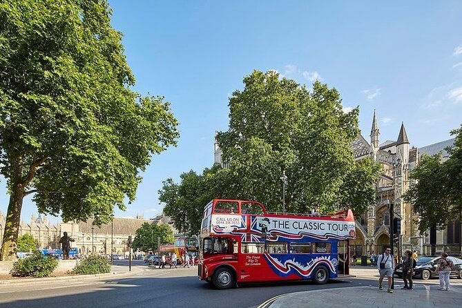 London Vintage Bus Tour: Live Comedy Sightseeing Show - Comedy that actually works: interaction, songs, and character energy
