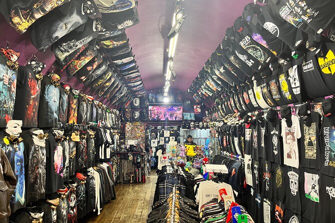 London Walking Tour: Camden Town Photography Walkabout - How the guide keeps the walk moving and helps you avoid crowd traps