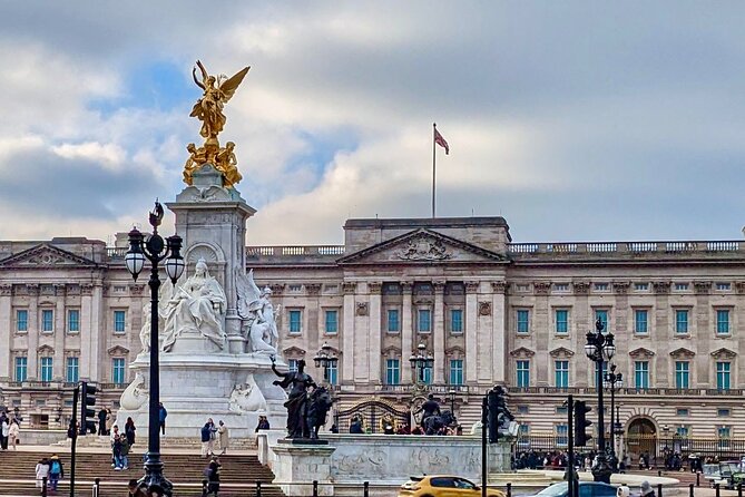 LONDON Westminster Private Walking Tour fully flexible - Trafalgar Square, Piccadilly, and the West End Connection