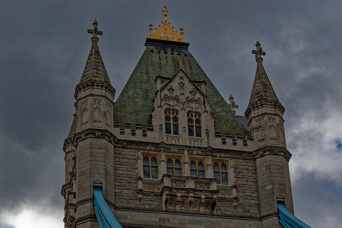 Postcard London - Tower Bridge: the iconic neighbor you’ll never mix up again