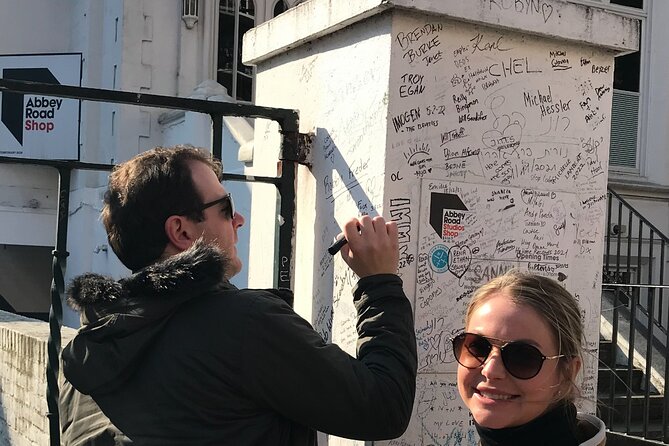 Private Beatles and London Rock Tour in Electric Taxi - What’s included onboard: Wi-Fi, USB port, panoramic roof, and comfort details