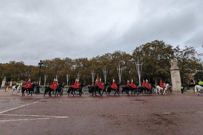 Private Changing of the Guard Experience - The mini walking tour: turning the palace district into a coherent circuit