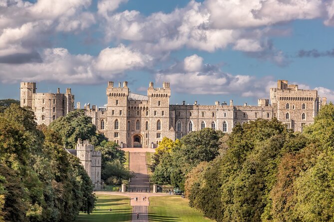 Private Chauffeured Tour to Windsor Castle from London - En route extras: Eton photo stops and moments by the Thames