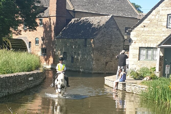 Private Cotswolds and Stratford upon Avon - Burford: A Photo-First Start in the Cotswolds Gateway Town
