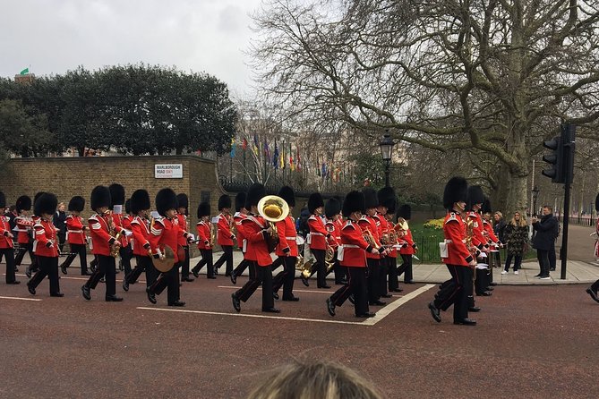 Private Custom Walking Tour: Half Day Sightseeing Tour of London - Buckingham Palace and the government district, finished the right way