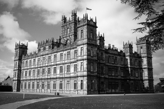Private Downton Abbey Tour, including Bampton, Cogges Farm, and Highclere - Central London pickup, then straight into Downton Abbey mode