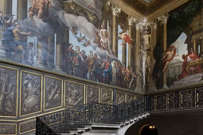 Private Guided Tour of Hampton Court Palace - Henry VIII stories, ghost tales, and Grace and Favour themes
