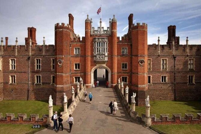 Private Guided Tour of Hampton Court Palace - The Palace in two halves: Tudor to Baroque highlights you can actually place