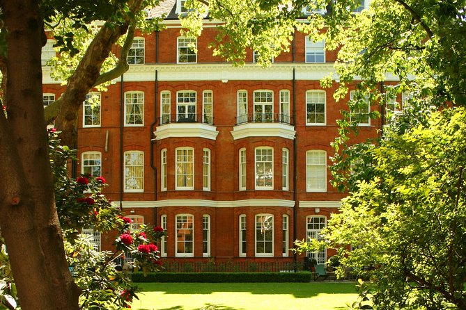 Private Guided Tour of Historic Chelsea - The Cheyne Walk vibe and the twinkling-bulb bridge moment
