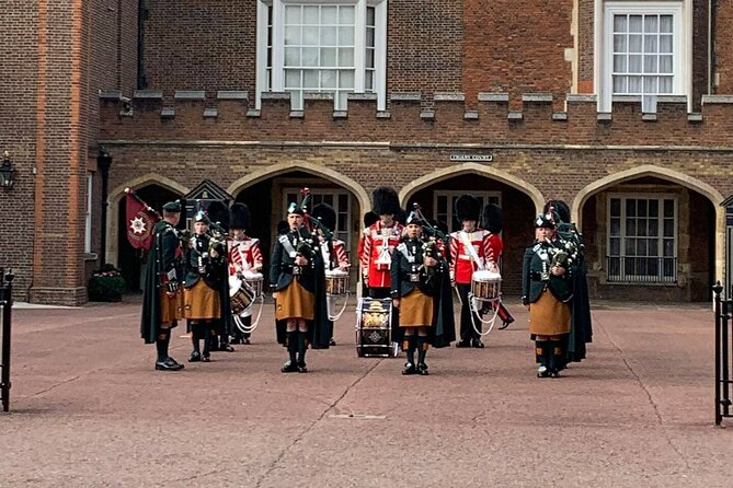 Private Guided Tour of London Landmarks - English or Italian - Buckingham Palace and St James’s Park: the timing play for Changing of the Guard