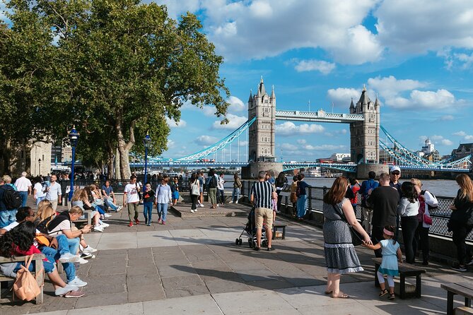 Private Layover Tour of London with Pickup from Heathrow Airport - Buckingham Palace in 30 minutes: photos, guards, and the reality of a quick stop