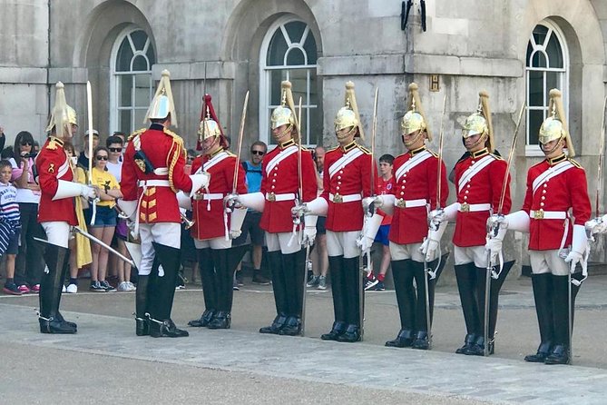 Private London Highlights Tour with Experienced Guide in Taxi - How the private taxi format makes London easier