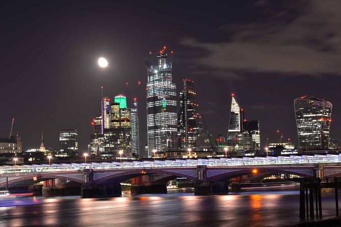 Private Night Photography Tour in London - St Paul’s Cathedral: turning a landmark into a nighttime photo