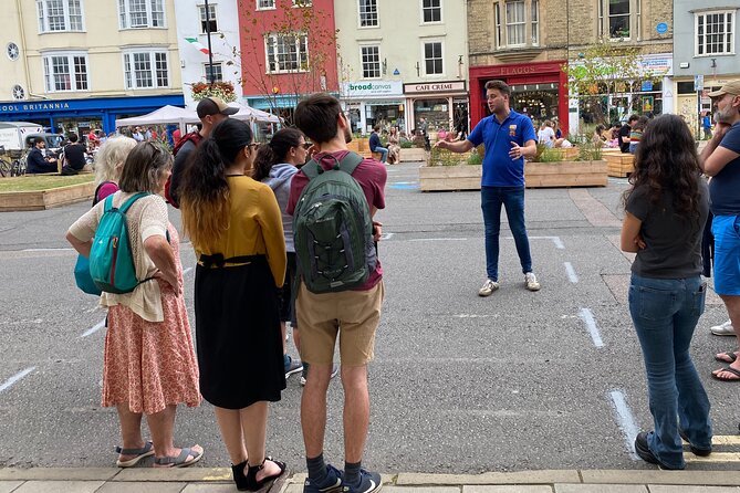 Private | Oxford University Walking Tour by Alumni™ & New College - Finding the guide fast at Broad Street