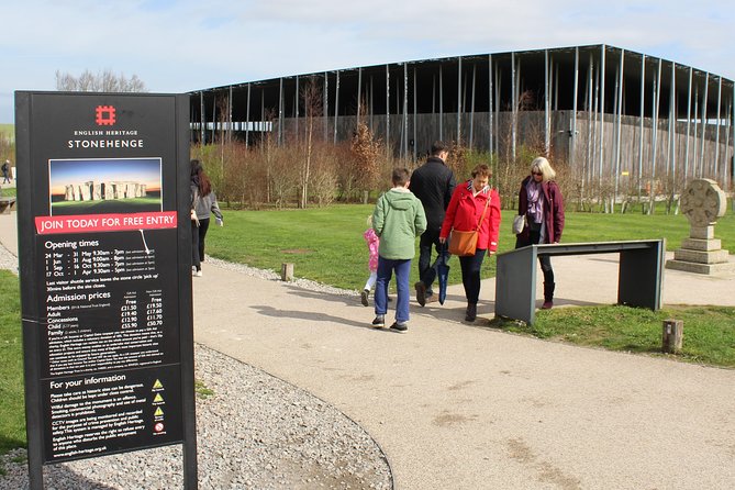 Private Pre Cruise Excursion Transfer London to Southampton Port Via Stonehenge - The Drive to Southampton Port Without the Last-Minute Panic