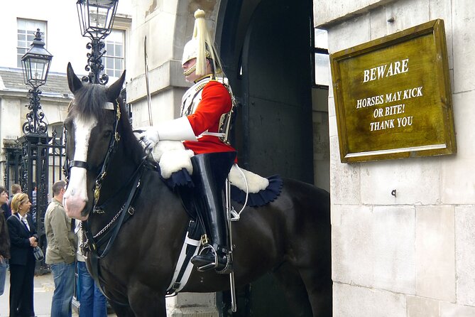 Private Tour: Black Taxi Tour of London - Buckingham Palace: a short photo stop with big payoff