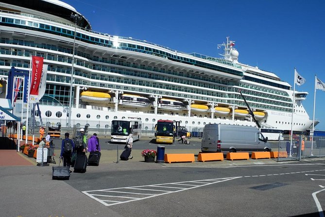 Private Transfer from London to Southampton cruise port - Watching London Turn into Countryside