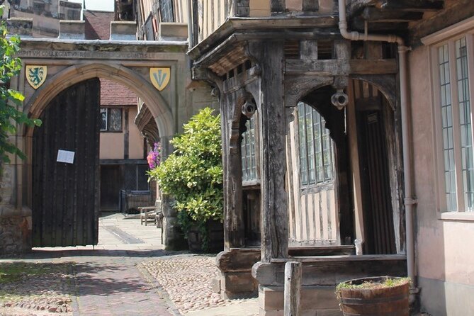 Private Walking Tour in Warwick - Castle views, Quaker gardens, and the stuff you might miss alone