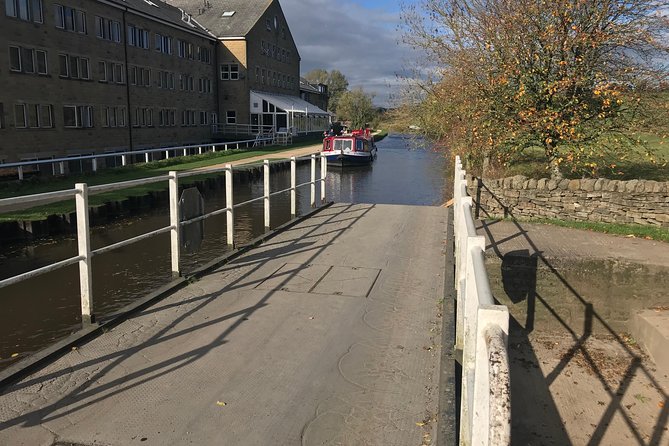 Roast Dinner Cruise - The 11:00 AM Rhythm of a 3-Hour Roast Dinner Cruise