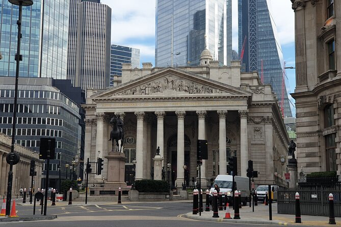 Roman Ruins to Blitz Bombings: A Walking Tour of London's Fiery History - Bank of England Museum and Guildhall: where governance meets London street life