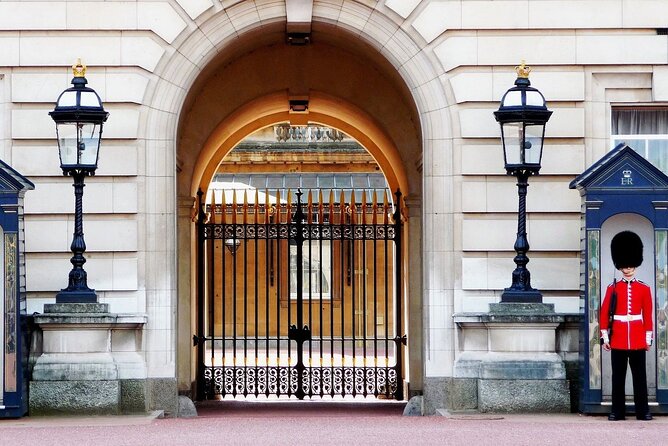 Royal London Guided Tour with Changing of the Guard - Buckingham Palace and the Changing of the Guard, what the ceremony is really like