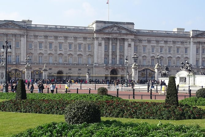 Royal Tour of St James', Parks, Palaces and Royal intrigue - Where you meet, and why this walk starts at a smart spot