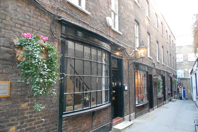Secret Walking Tour of Central London - Admiralty Arch: Wellington’s nose and London’s strange stories
