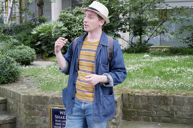 Shakespeare's Walking Tour in London - Crossing the River Thames for the London-to-stage connection