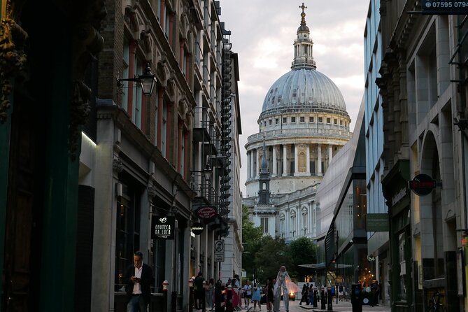 Shakespeare's Walking Tour in London - The actor-guides, from Eddie to Danielle, and how they teach without textbooks