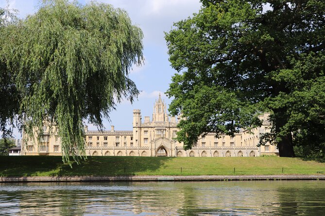 Shared Chauffeured Punt Tour - King’s College Chapel, Gibbs Building, and stories around the bridge lines