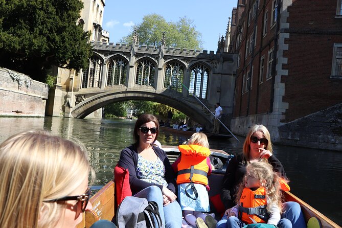 Shared Punt Tour - Cambridge - Why a shared punt on the Cam feels better than walking along the banks