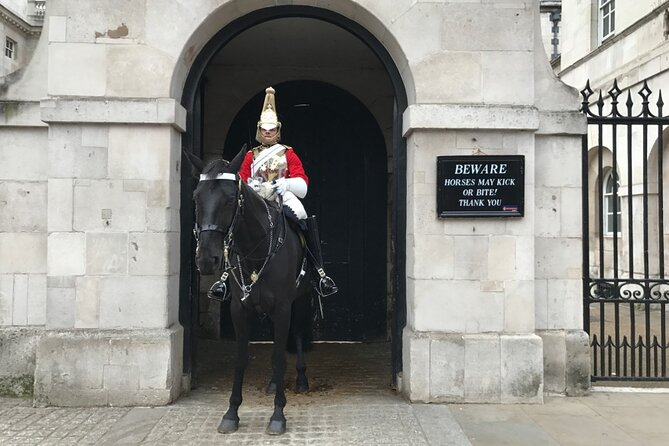 Skip the Line Tower of London & Westminster Tour and River Cruise - Guide styles that make the difference on a day like this