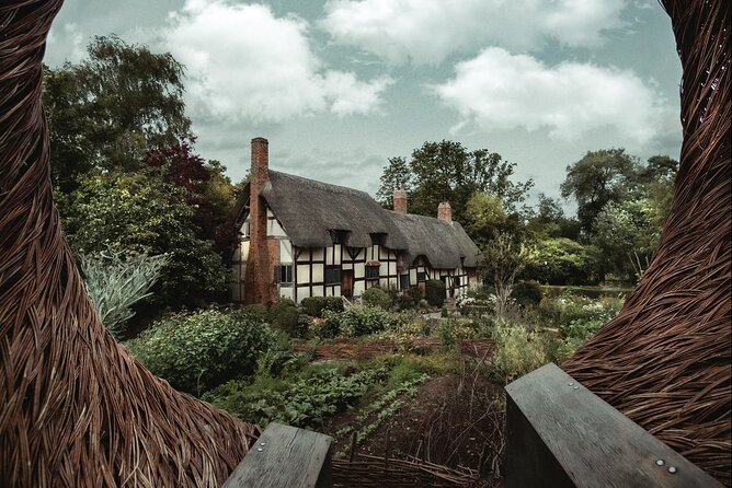 Stratford-Upon-Avon Audio Walking Tour: Shakespeare's Life - Hall’s Croft: family threads you can follow with your feet