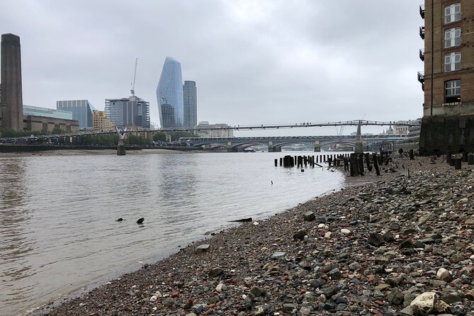 Thames Beachcombing - What Thames mudlarking really feels like at low tide