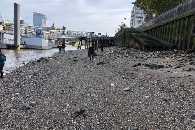 Thames Beachcombing - Getting help identifying finds, with Robert in the spotlight