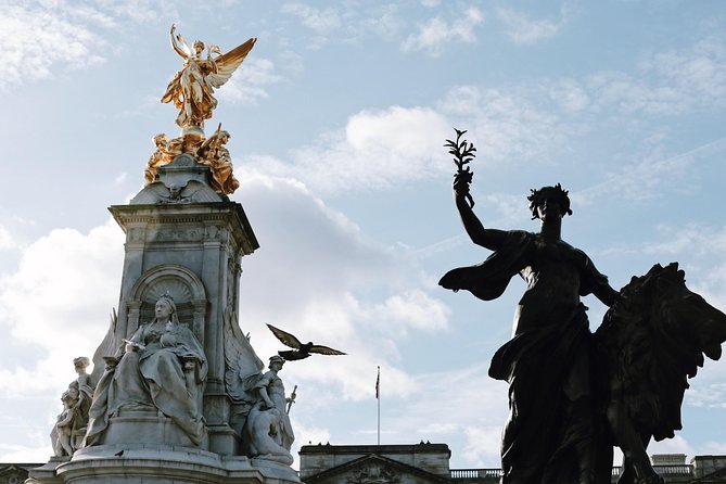 The Changing of the Guard - Exclusive Guided Walking Tour - Trafalgar Square: the big open space with lots of layers