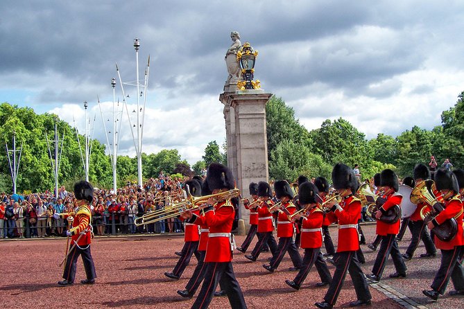 The Changing of the Guard - Exclusive Guided Walking Tour - St James’s Palace and St James’s Park: the calm interlude