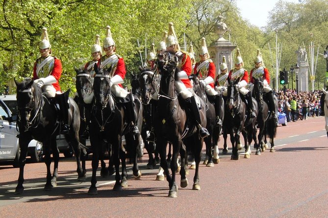 The Changing of the Guard - Exclusive Guided Walking Tour - Getting the best photo ops without stress