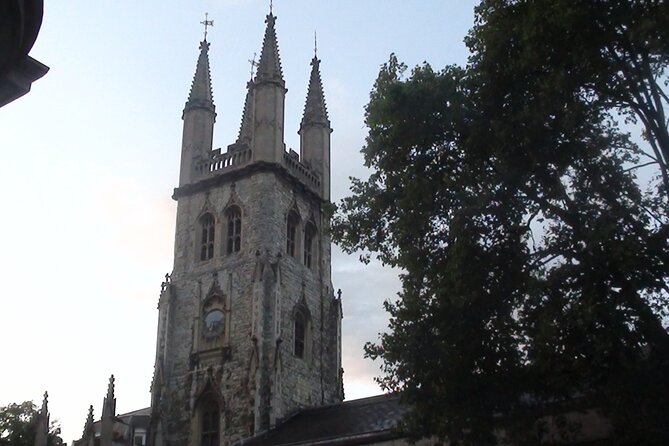 The Fading Light London Ghost Walk - The guide approach: horror author + ghost-hunter energy