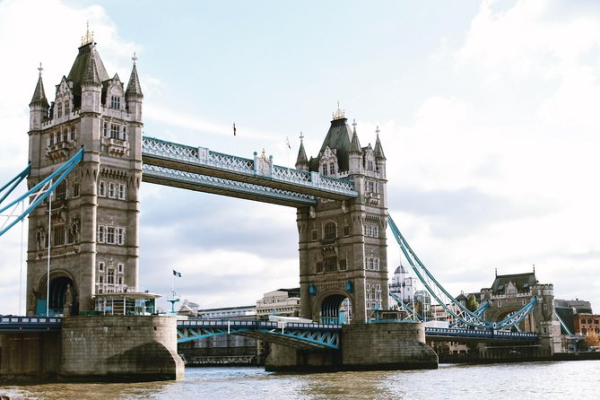 The Old City of London - Exclusive Guided Walking Tour - Stop 3: Tower of London, Fortress vs Royal Palace