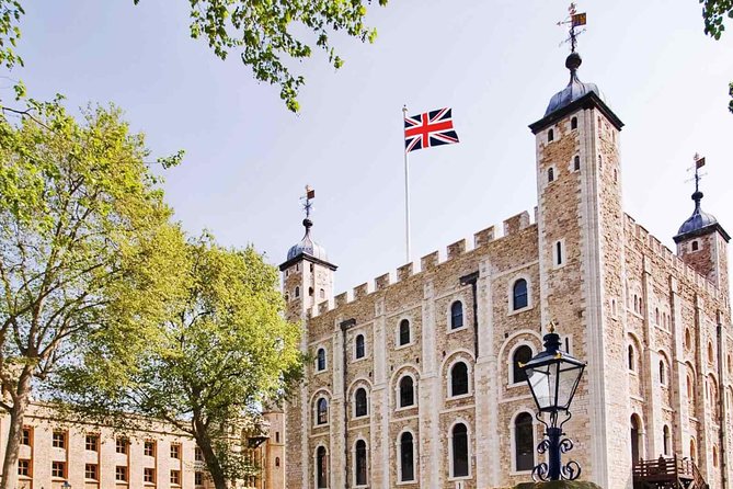 Tower of London & 30+ London Sights Walking Tour - Trafalgar Square to Whitehall: icons, photos, and real politics nearby