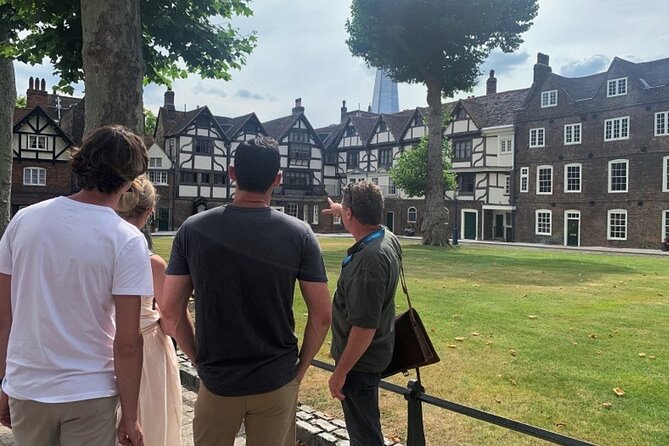 Tower of London: Opening Ceremony & Early Crown Jewels Access - The Beefeater storytelling and photo time