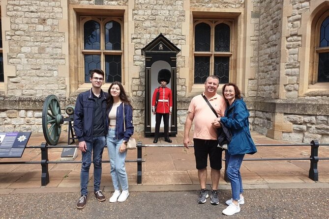 Tower of London Private Tour for Families and Friends - Crown Jewels in 30 minutes: what to focus on