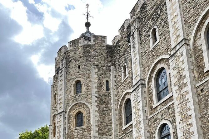 Tower of London Private Tour for Families and Friends - Tower Hill meetup to first panoramic views: your orientation in 30 minutes