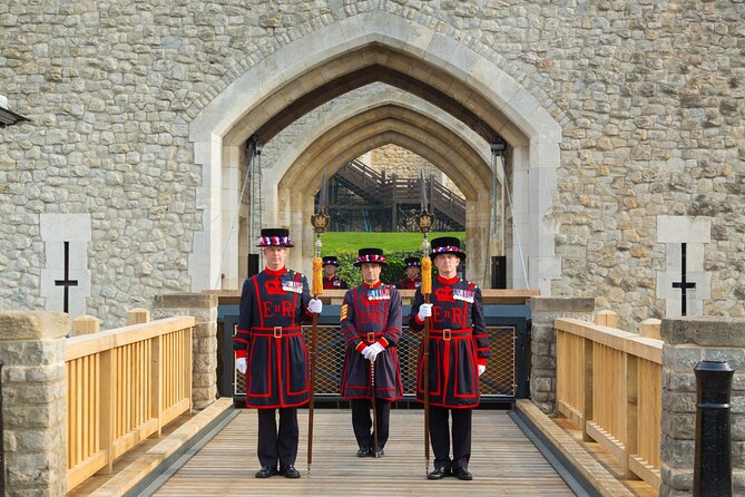 VIP Tower of London and Crown Jewels Tour with Private Beefeater Meet & Greet - Stop 1: The Tower of London Highlights and the Beefeater Meet and Greet
