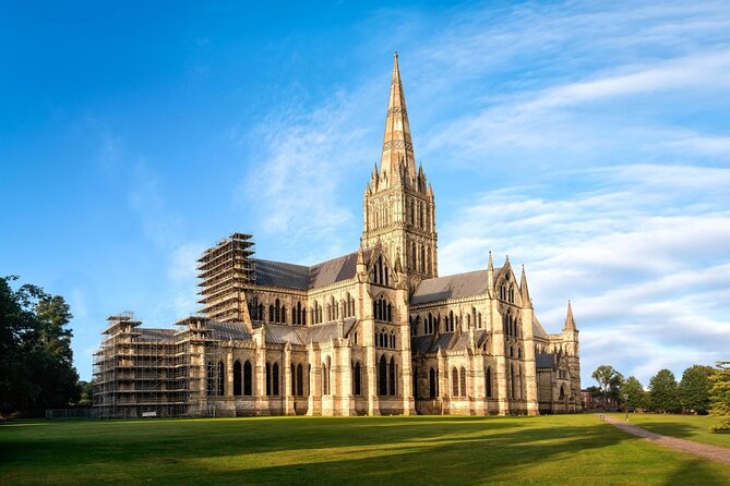 Windsor Castle, Stonehenge & Salisbury Cathedral Guided Tour - Starting at Victoria, ending near Gloucester Road Underground
