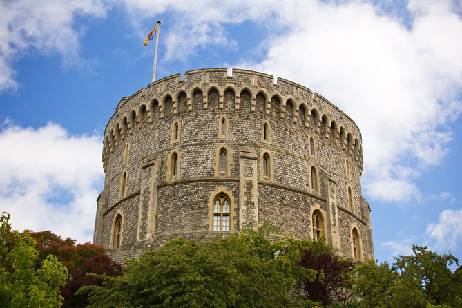 Windsor Castle Tour from London with Transportation & Audio Guide - Meals and the Tastecard discount: what to expect
