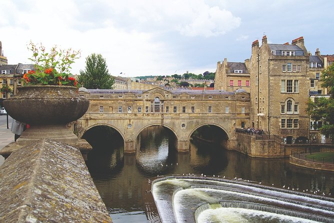 Windsor, Stonehenge and Bath Day Trip from London Spanish - Stonehenge with a tour guide: what you get in roughly one hour